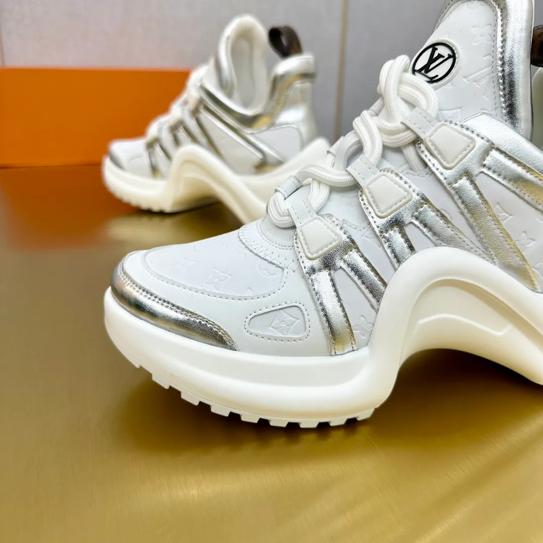 👟👟Ex-factory price 760👟👟LV donkey brand casual sports dad shoes. The bold and avant-garde design➕the distinctive wavy outsole is charming in the entire fashion circle. It is synonymous with new trends and trends. It is to be called the coolest casual sports shoe in history. Whoever wears it will become the most handsome person who turns heads. The height of the heel is about 5.5cm, and the heel is about 8mm.  🌸Imported fabrics🐂leather➕Imported🐐leather➕Imported T👟👟Ex-factory price U splicing 🌸Inner lining imported mesh fabric➕Cowhide lining Outsole vacuum foaming and T👟👟Ex-factory price U combination 🌸 Size women's size 35-41